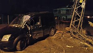 Elbistan’da hafif ticari araç elektrik direğine çarptı: 2 yaralı