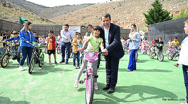 Türkoğlu Belediyesi afetzede çocuklara bisiklet dağıtmaya devam ediyor