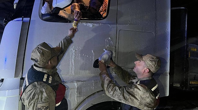 Kahramanmaraş’ta Yolda Kalan Vatandaşlara Jandarma ve Kızılay’dan Destek