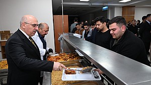 Rektör Ak, Öğrencilerle İftarda Buluştu