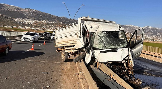 Kahramanmaraş’ta kamyonet bariyere ok gibi saplandı