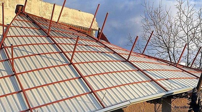 Kahramanmaraş’ta Rüzgar Çatıyı Uçurdu, Yüksek Gerilim Hattı Patladı