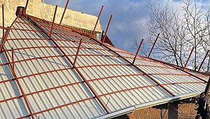 Kahramanmaraş’ta Rüzgar Çatıyı Uçurdu, Yüksek Gerilim Hattı Patladı